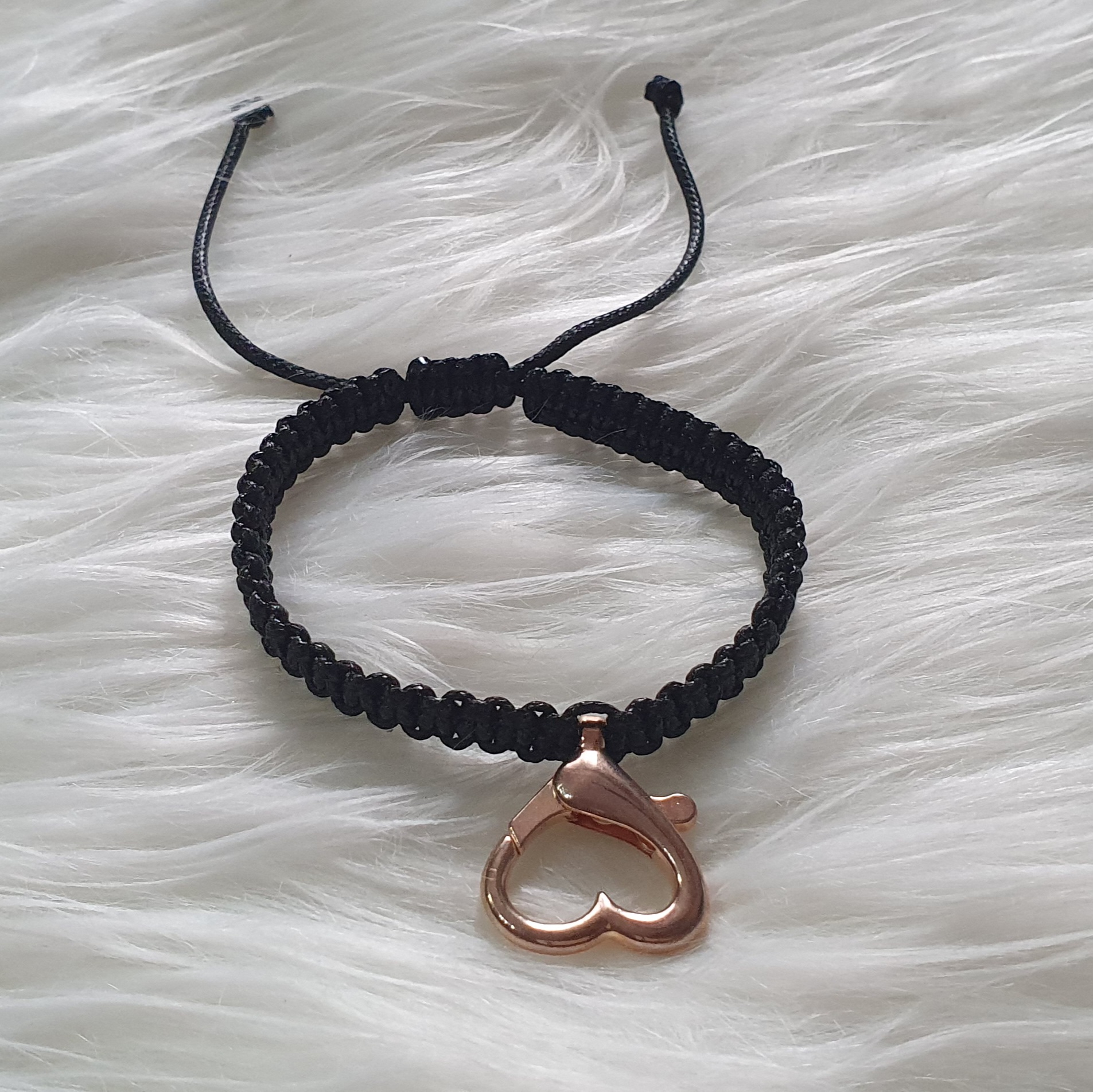 Fekete Makramé Karkötő Rose Gold Szív Medállal