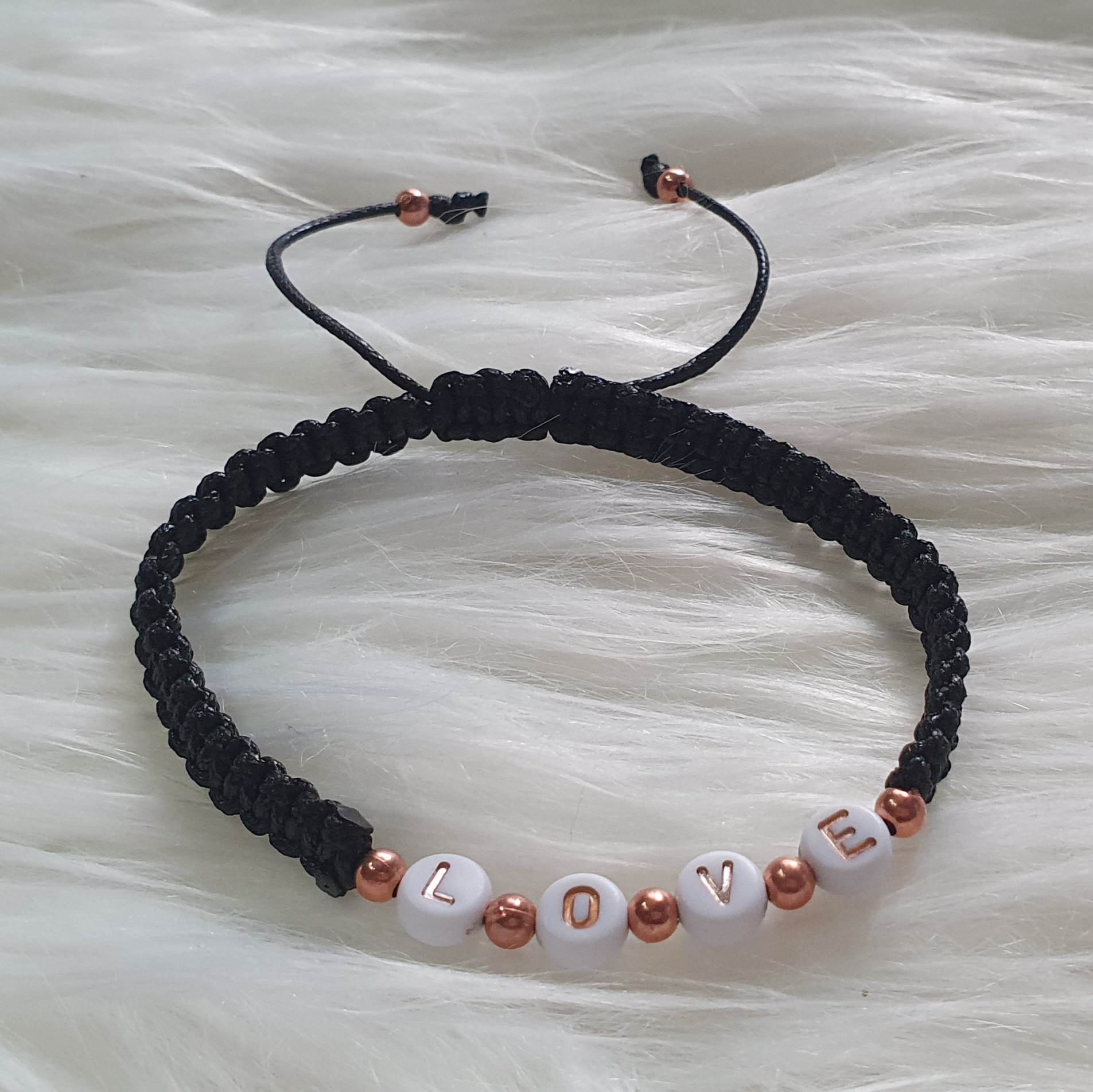 „LOVE” Feliratos Makramé Karkötő Rose Gold Gyöngyökkel