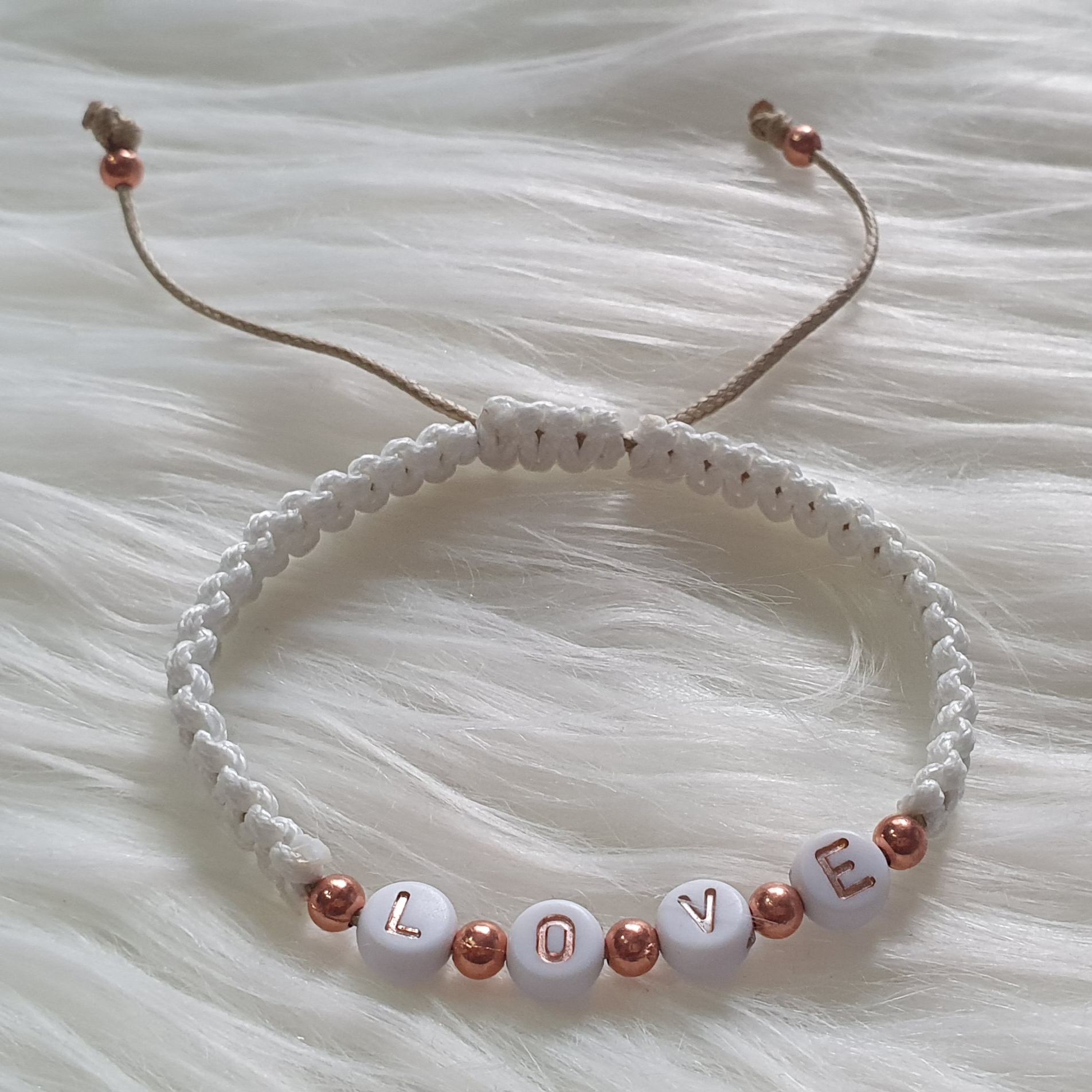 Fehér „LOVE” Makramé Karkötő Rose Gold Gyöngyökkel