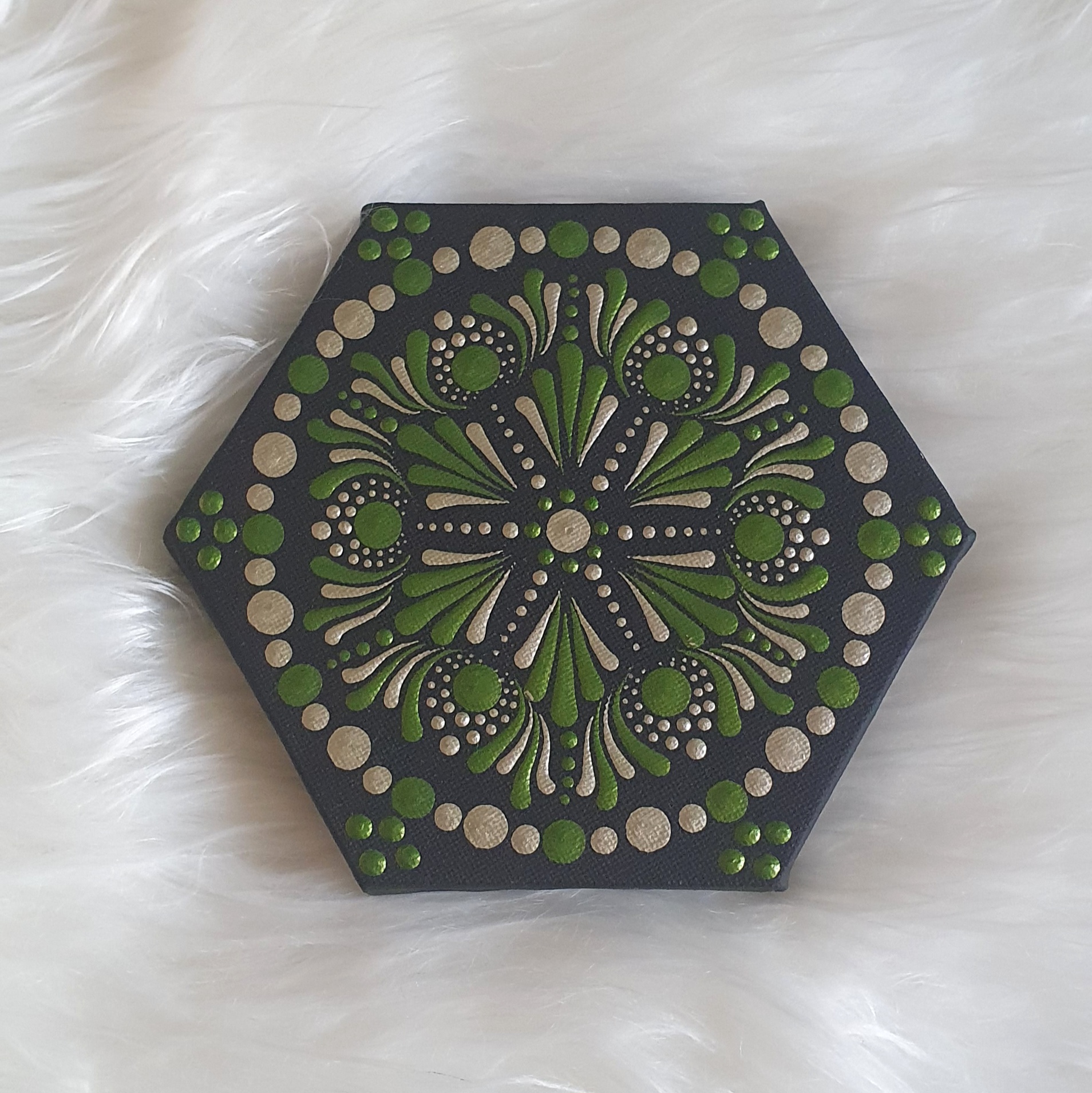 Zöld Megújulás – Kézzel Pontozott Hexagon Kismandala (15 cm)