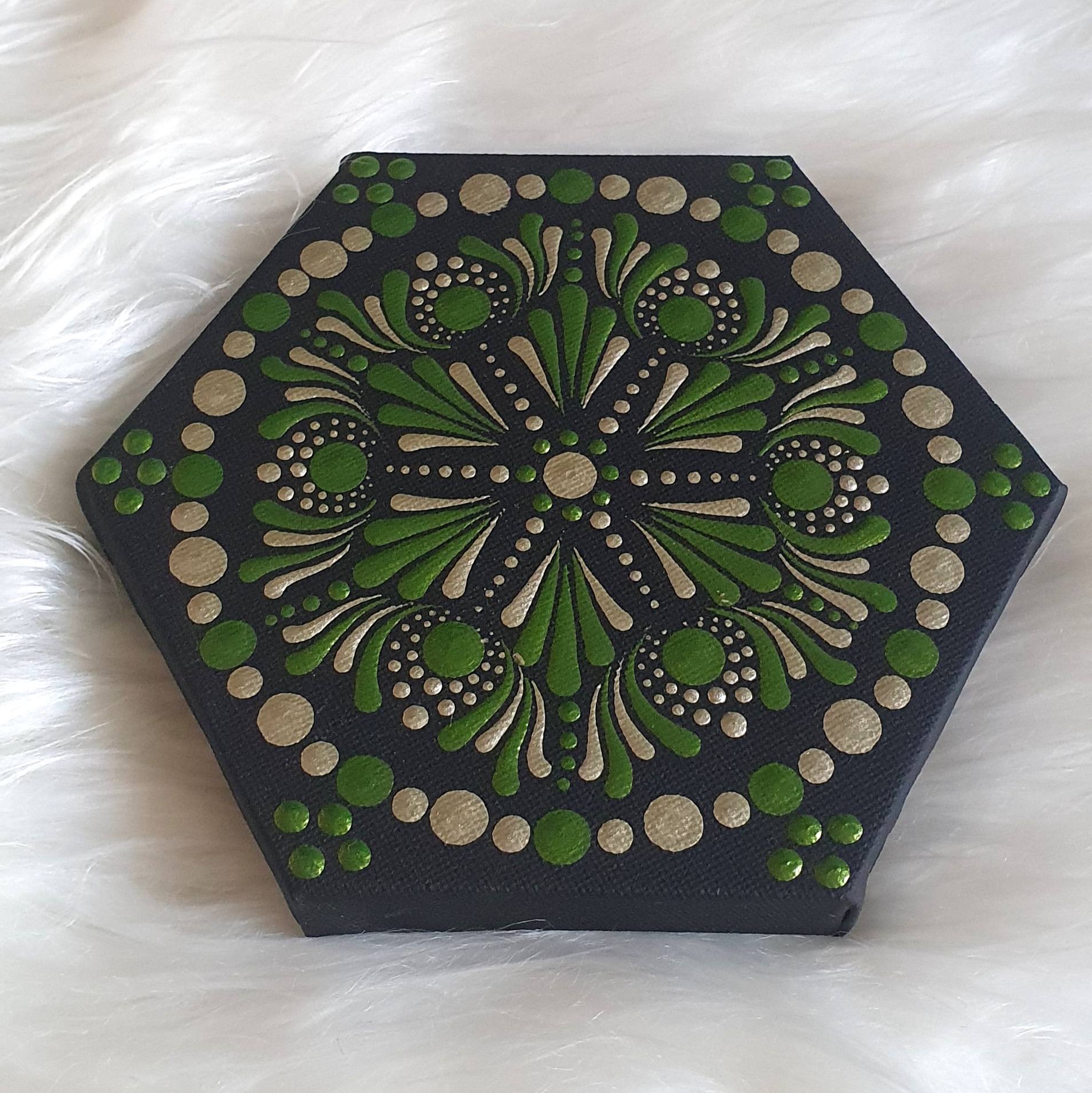 Zöld Megújulás – Kézzel Pontozott Hexagon Kismandala (15 cm) - Image 2
