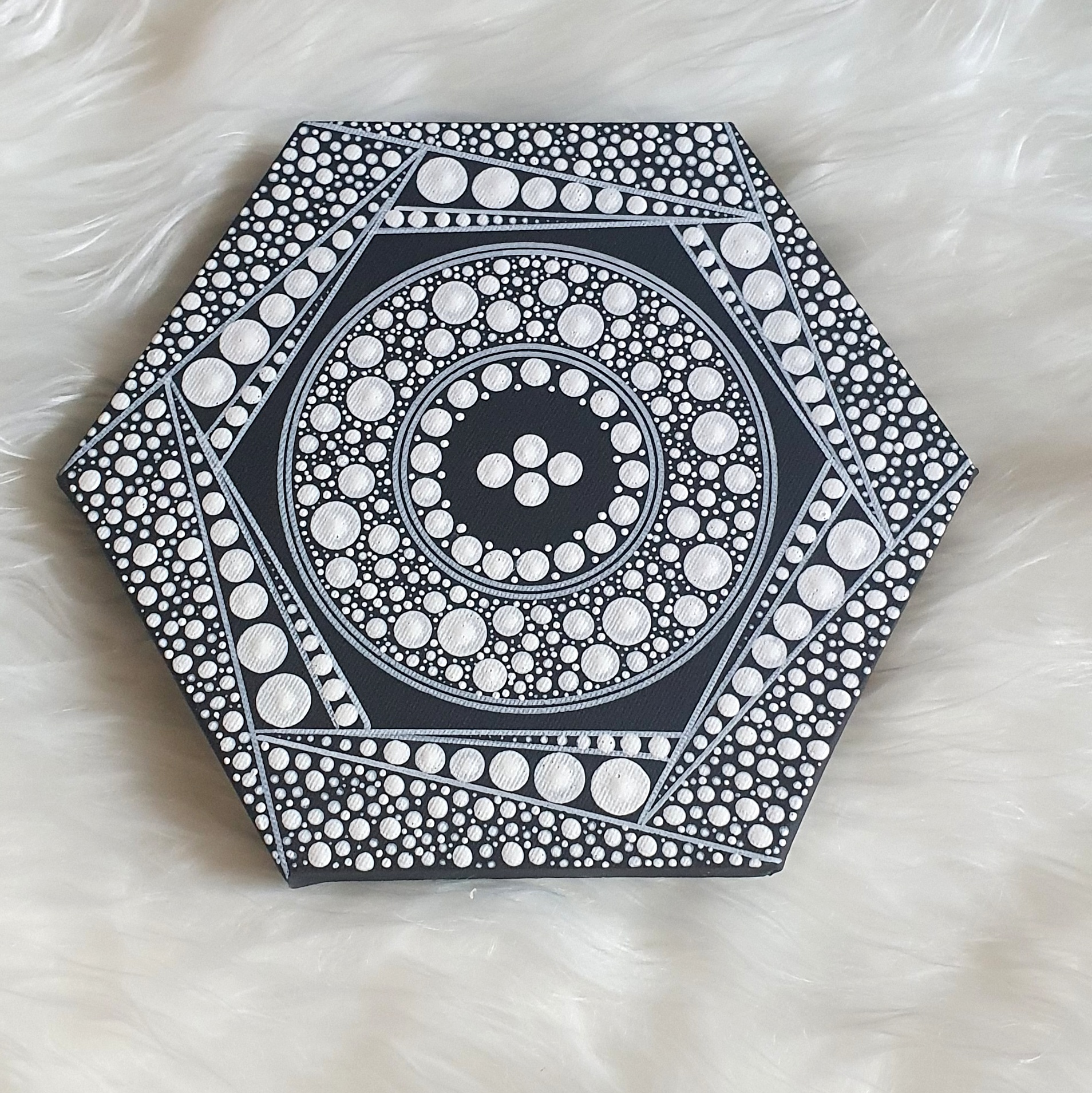 Monokróm Egyensúly – Kézzel Pontozott Hexagon Kismandala (15 cm)