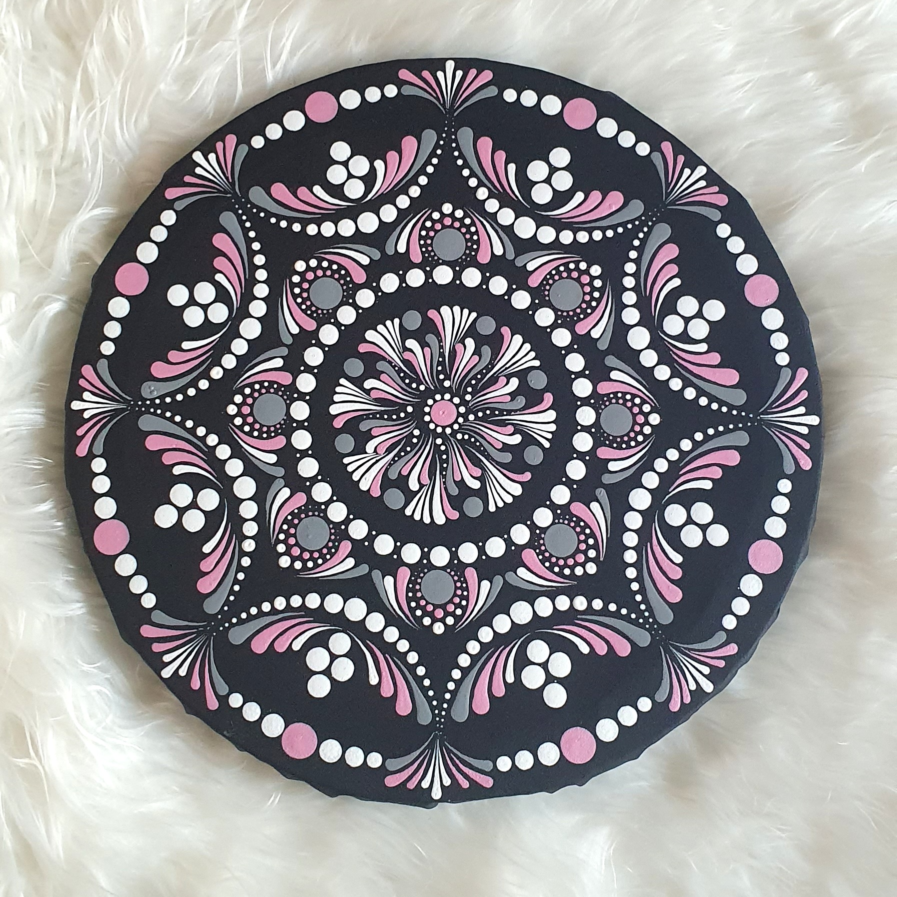 Hajnali Harmónia – Kézzel Pontozott Kerek Mandala (30 cm)