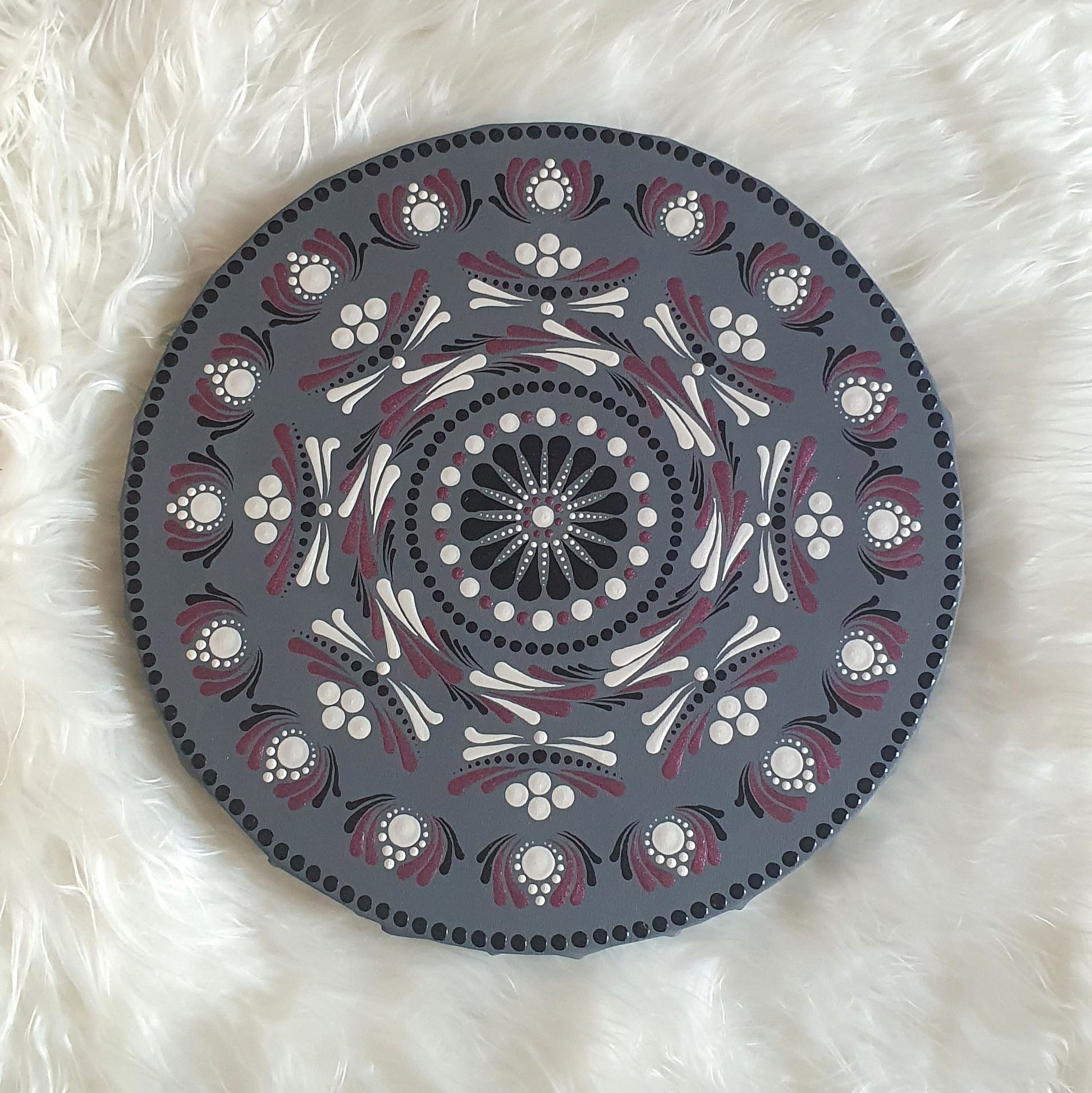 Légies Harmónia – Kézzel Pontozott Kerek Mandala (30 cm)