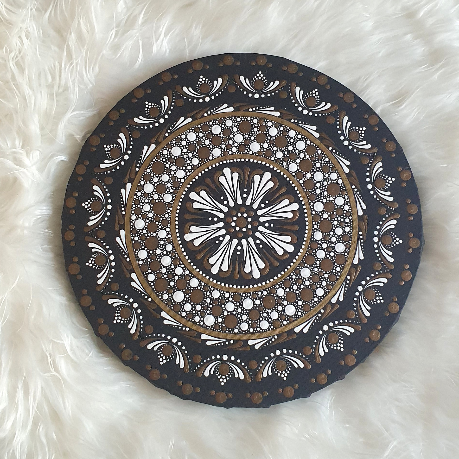 Kozmikus Rend – Kézzel Pontozott Kerek Mandala (30 cm)