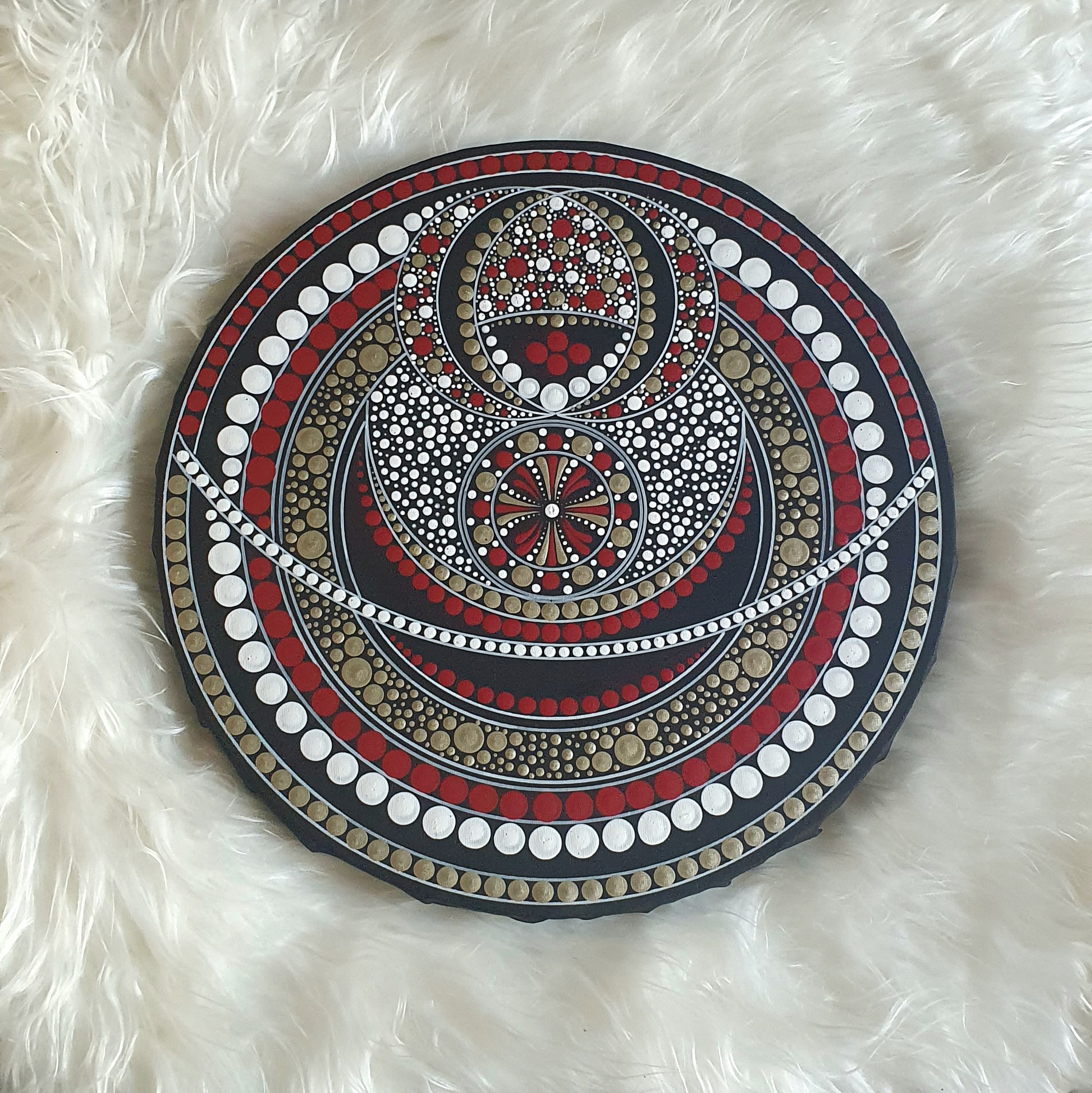 Kozmikus Együttállás – Kézzel Pontozott Kerek Mandala (30 cm)