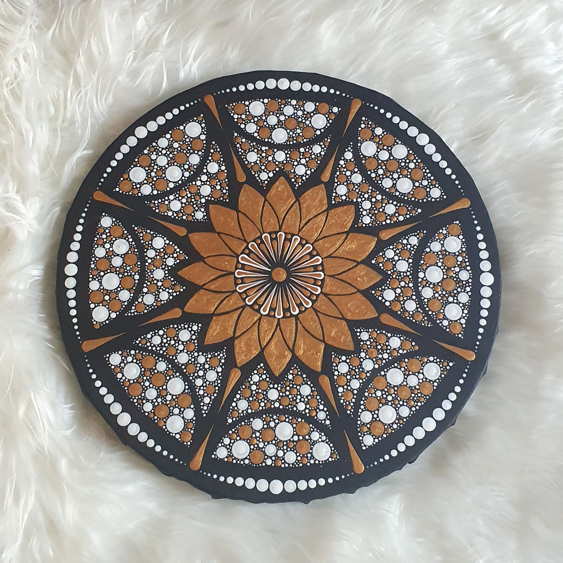 Arany Napkelte – Kézzel Pontozott Kerek Mandala (30 cm)