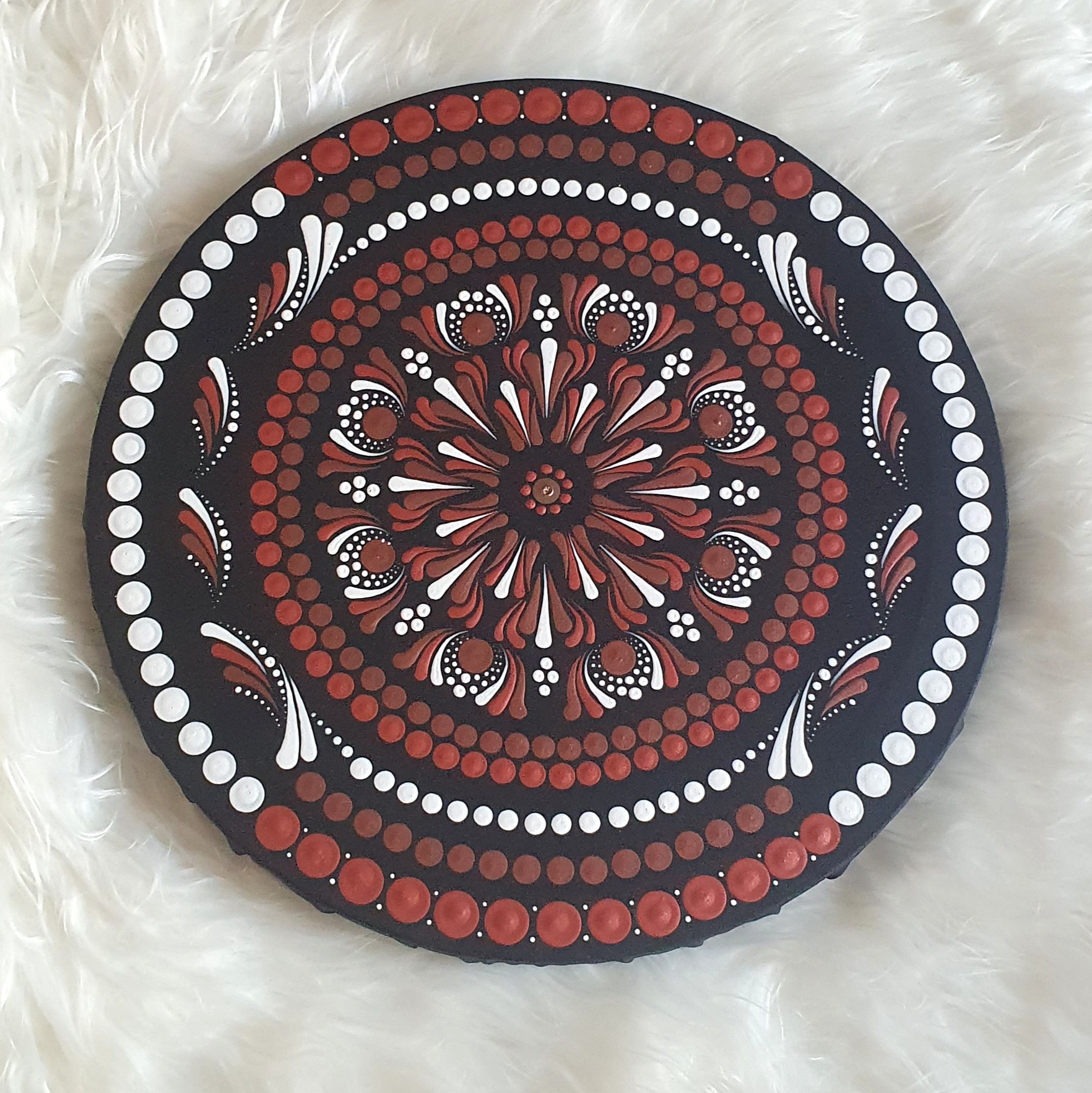 Földanya Ereje – Kézzel Pontozott Kerek Mandala (30 cm)