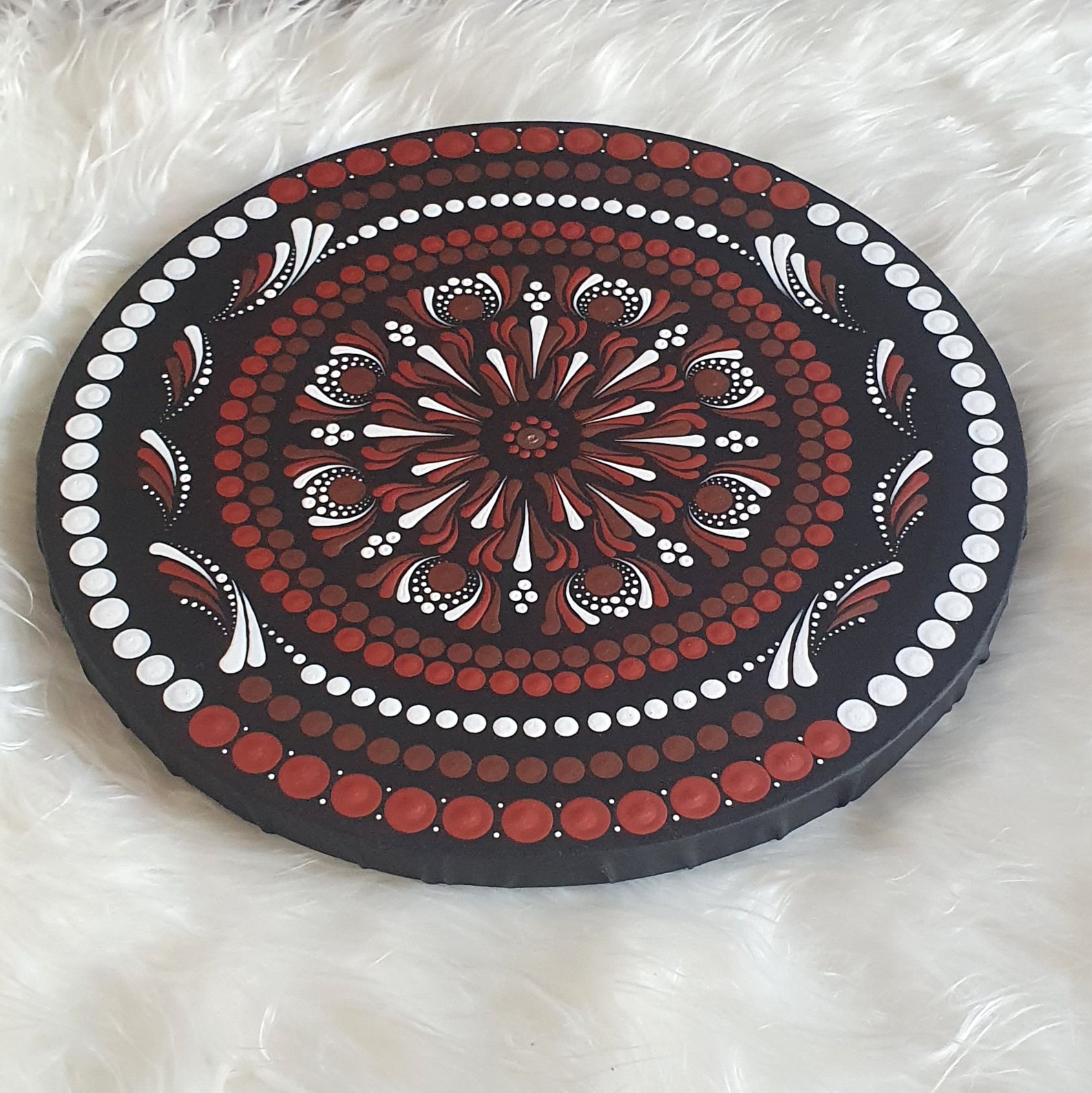 Földanya Ereje – Kézzel Pontozott Kerek Mandala (30 cm) - Image 2