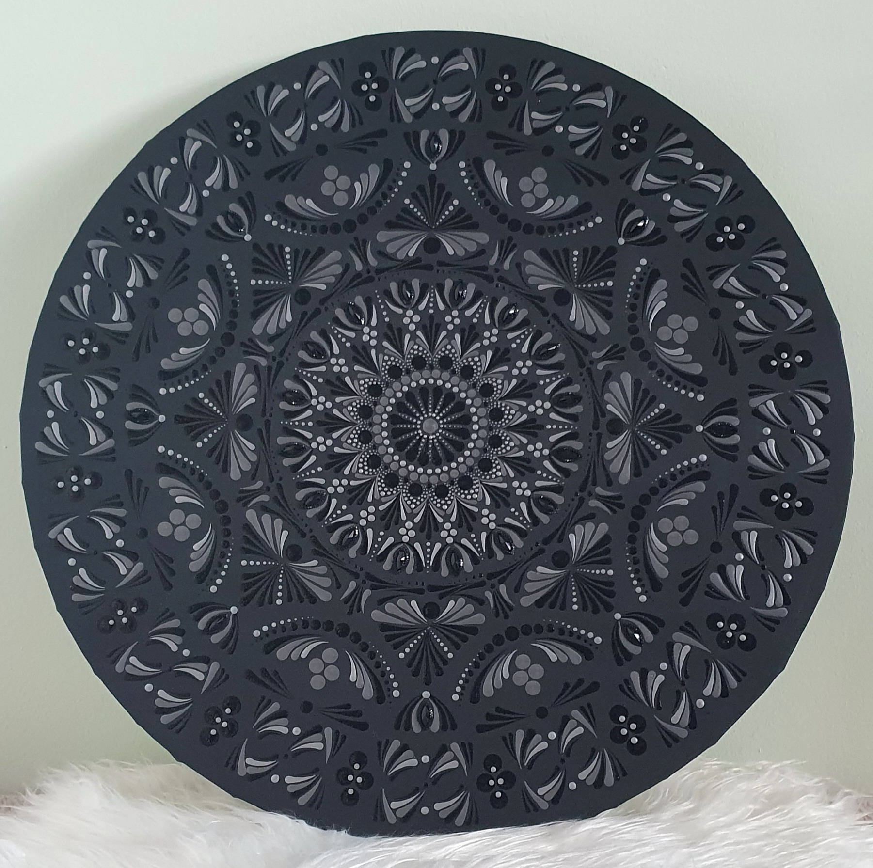 Éjféli Harmónia – 50 cm Kézzel Pontozott Prémium Mandala Festmény