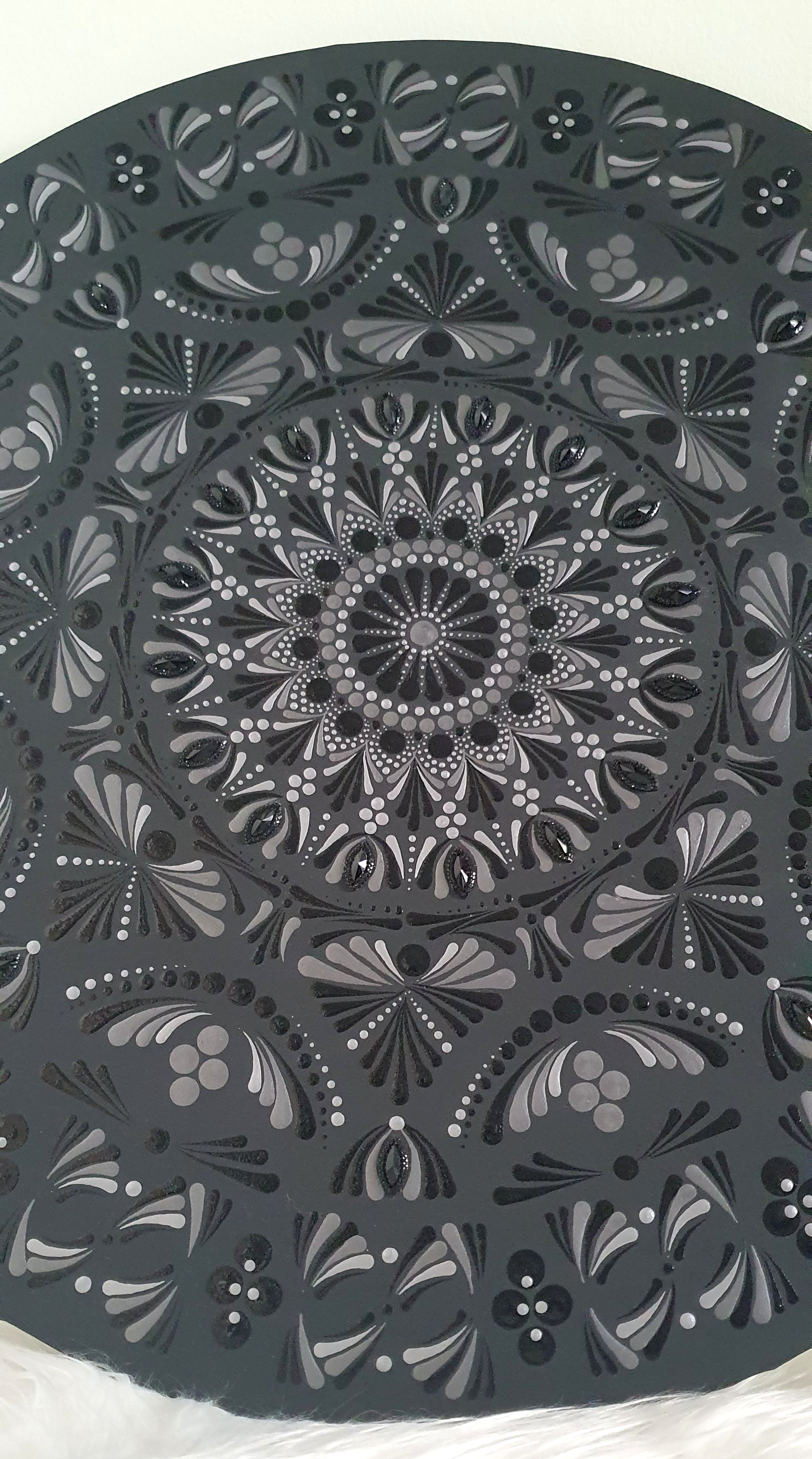 Éjféli Harmónia – 50 cm Kézzel Pontozott Prémium Mandala Festmény - Image 3